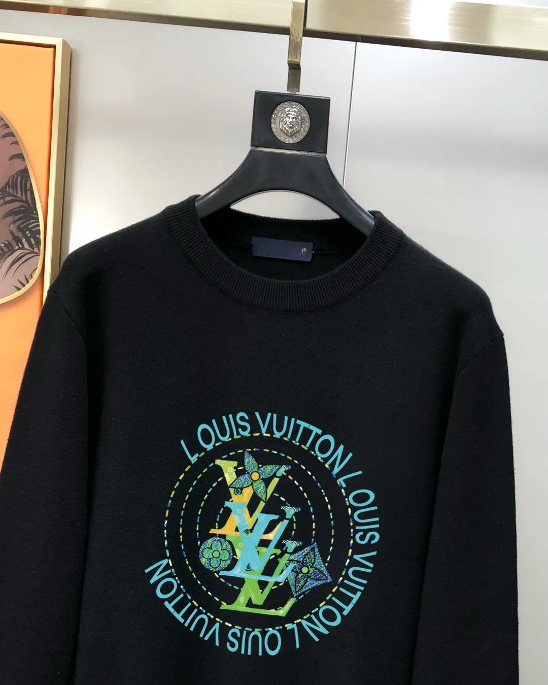 🅿️240 【LV Louis Vuitton】Autumn and winter classic round neck pullover sweater, in full condition! ! ! Wool blended fabric, the latest model in 2025, golden ratio! ! Slim-fitting soft gold, versatile and practical item, the combination and practicality are extremely powerful, simple and elegant, and classy! To create your own style, it is highly recommended to buy it in two colors. The standard slim fit tailoring process is suitable for both young and old men. It is knitted from wool and will not cause any discomfort! While keeping warm, it is stylish, textured and wearable, and the classic logo with contrasting colors on the chest feels in place! ! Recommended for regular customers! ! Size M-3XL (maximum wear: 190 pounds)